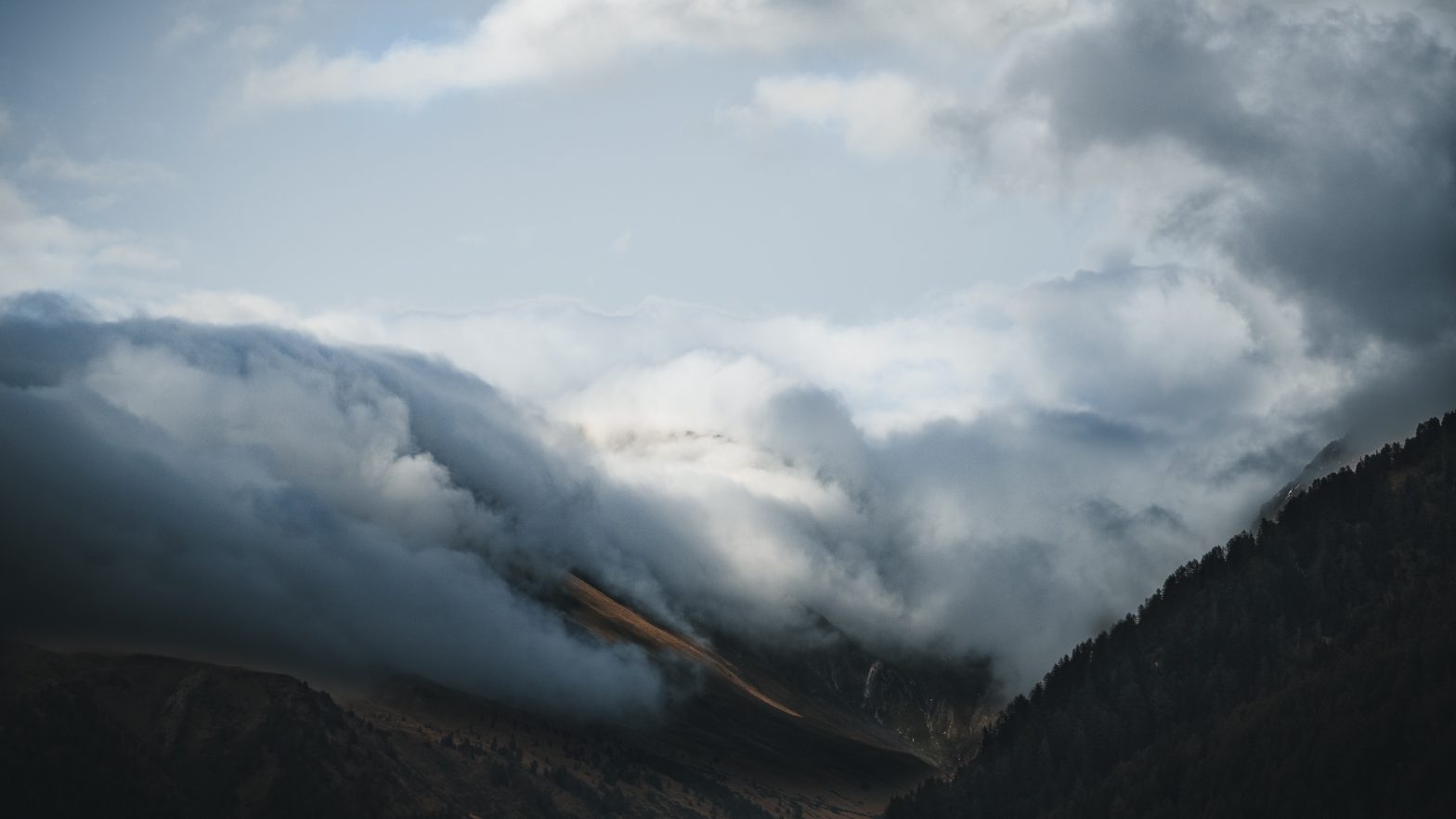 clouds-consuming-mountains